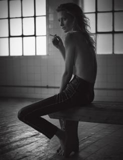 Poppy Delevingne feet photo thumbnail