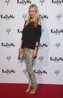 Poppy Delevingne feet photo thumbnail