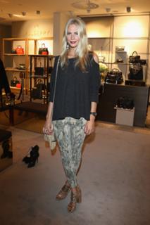 Poppy Delevingne feet photo thumbnail