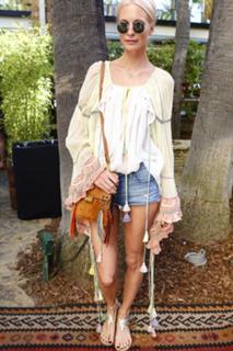 Poppy Delevingne feet photo thumbnail