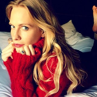 Poppy Delevingne feet photo thumbnail