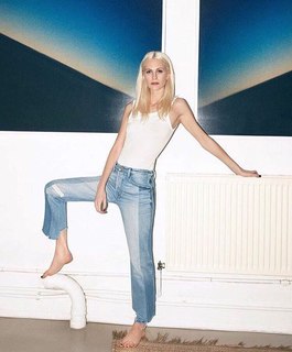 Poppy Delevingne feet photo thumbnail