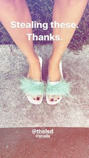 Poppy Delevingne feet photo thumbnail