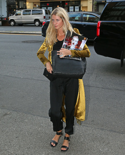 Poppy Delevingne feet photo thumbnail