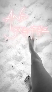 Poppy Delevingne feet photo thumbnail