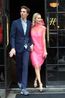 Poppy Delevingne feet photo thumbnail