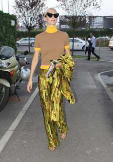 Poppy Delevingne feet photo thumbnail