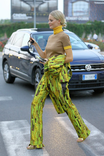 Poppy Delevingne feet photo thumbnail