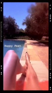 Poppy Delevingne feet photo thumbnail