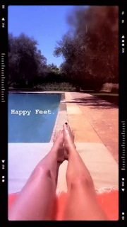 Poppy Delevingne feet photo thumbnail