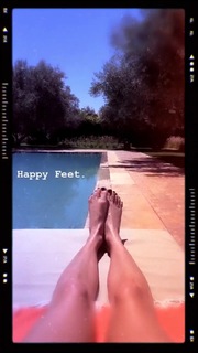 Poppy Delevingne feet photo thumbnail