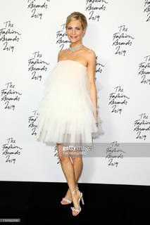 Poppy Delevingne feet photo thumbnail