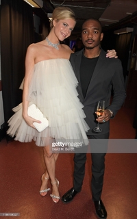 Poppy Delevingne feet photo thumbnail