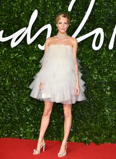 Poppy Delevingne feet photo thumbnail