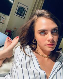 Poppy Delevingne feet photo thumbnail