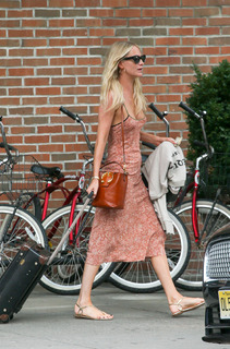 Poppy Delevingne feet photo thumbnail