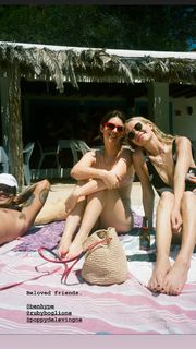 Poppy Delevingne feet photo thumbnail