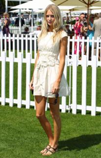 Poppy Delevingne feet photo thumbnail