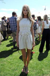 Poppy Delevingne feet photo thumbnail