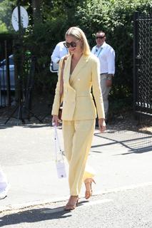 Poppy Delevingne feet photo thumbnail