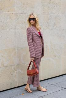 Poppy Delevingne feet photo thumbnail