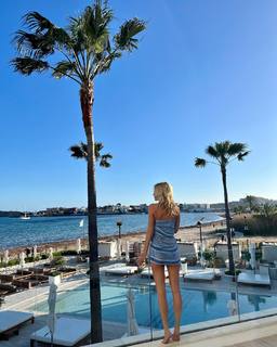 Poppy Delevingne feet photo thumbnail