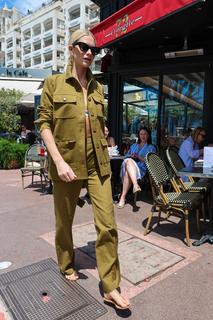 Poppy Delevingne feet photo thumbnail