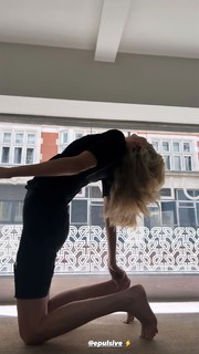 Poppy Delevingne feet photo thumbnail