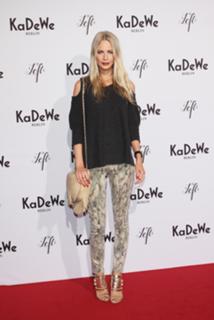 Poppy Delevingne feet photo thumbnail