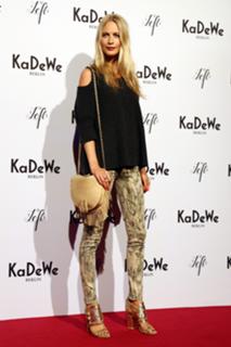 Poppy Delevingne feet photo thumbnail