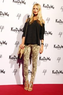 Poppy Delevingne feet photo thumbnail