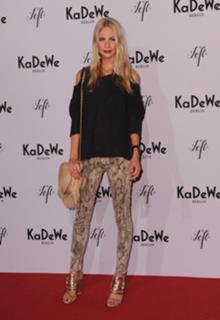 Poppy Delevingne feet photo thumbnail