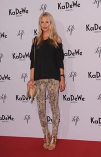 Poppy Delevingne feet photo thumbnail