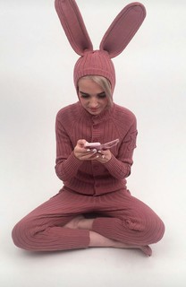 Poppy feet photo thumbnail