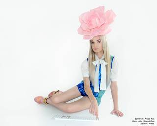 Poppy feet photo thumbnail