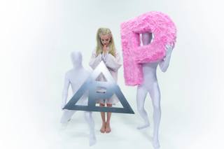 Poppy feet photo thumbnail