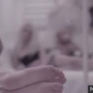 Poppy feet photo thumbnail