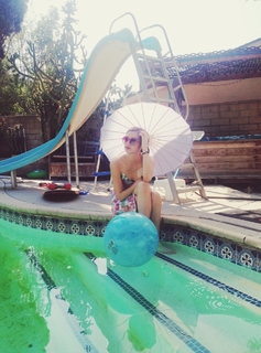 Poppy feet photo thumbnail