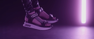 Poppy feet photo thumbnail