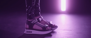 Poppy feet photo thumbnail