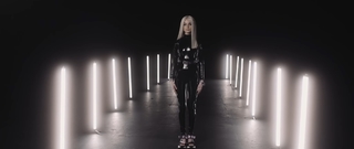 Poppy feet photo thumbnail