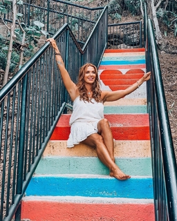 Poppy Montgomery feet photo thumbnail
