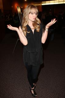 Portia Doubleday feet photo thumbnail