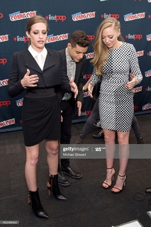Portia Doubleday feet photo thumbnail