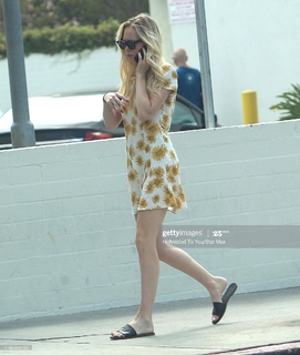 Portia Doubleday feet photo thumbnail