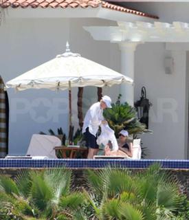 Portia de Rossi feet photo thumbnail