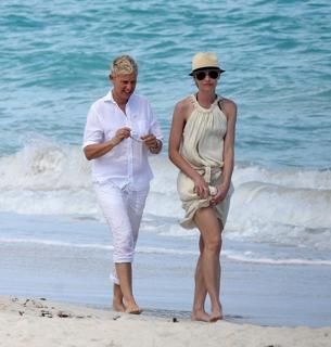 Portia de Rossi feet photo thumbnail