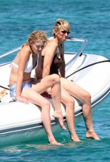 Portia de Rossi feet photo thumbnail