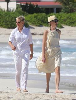Portia de Rossi feet photo thumbnail