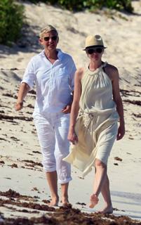Portia de Rossi feet photo thumbnail